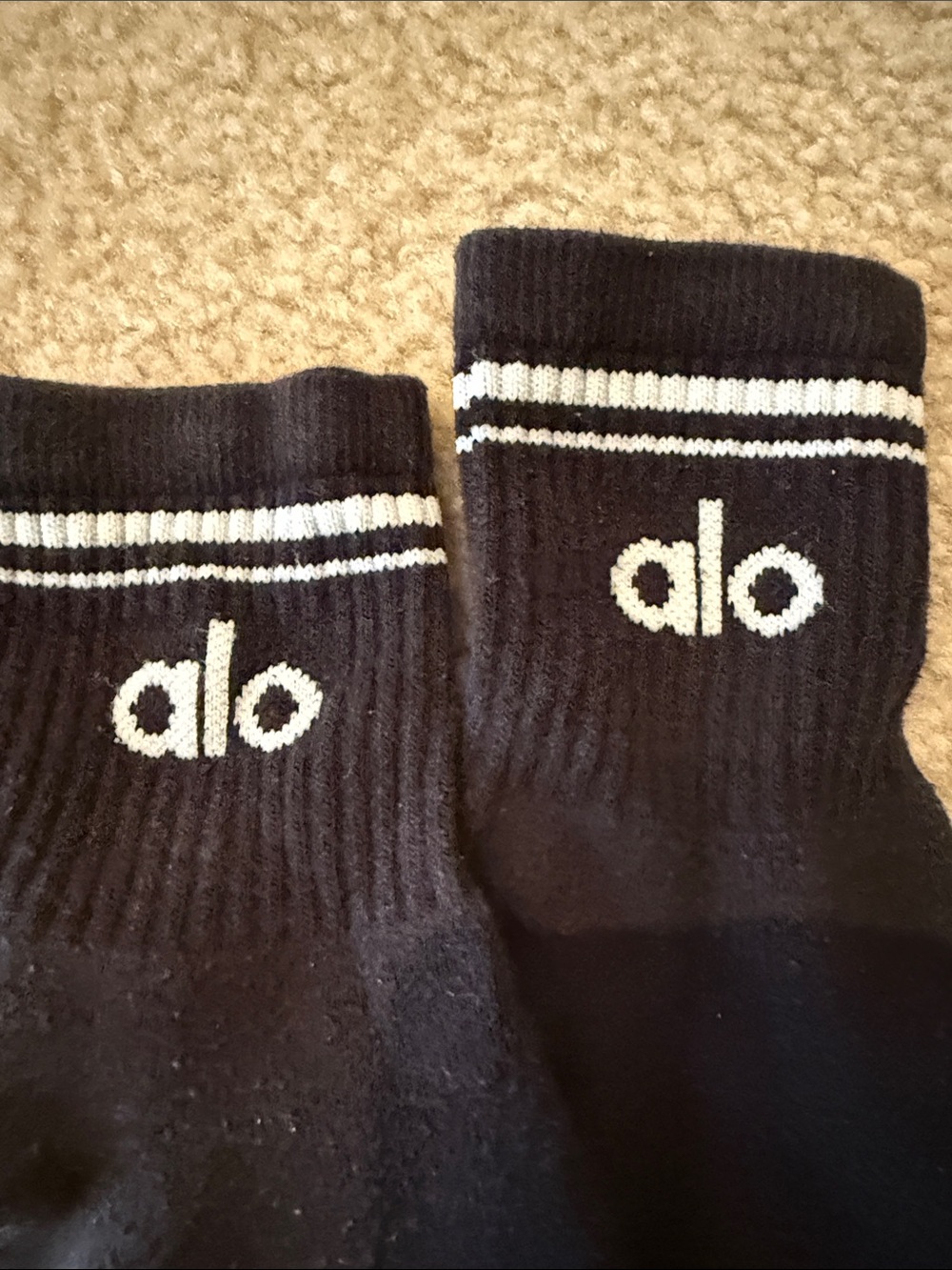 ALO Yoga Black Ankle Athletic Socks with White Logo fits size6-9 - Picture 2 of 3